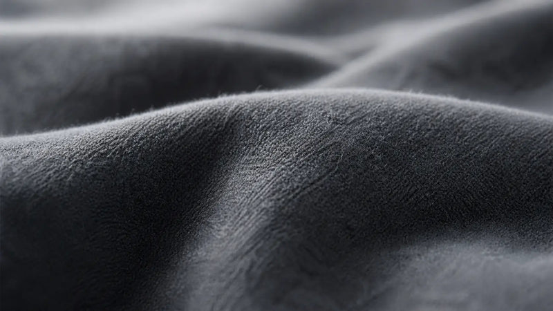 Vue macro de la texture douce en fibre de bambou utilisée pour une couverture lestée.