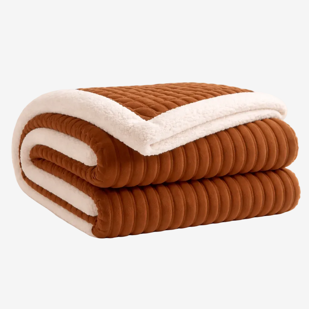 Couverture lestée brune pliée sur fond blanc.