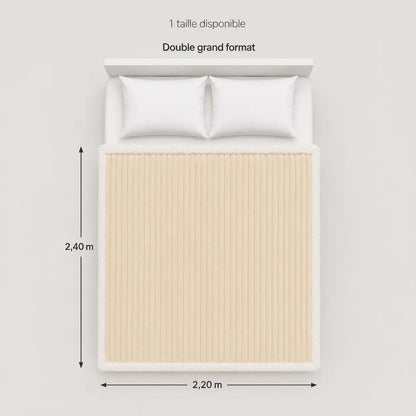 Guide des tailles de la couverture Aura en double grand format, avec dimensions 2,20 m x 2,40 m présentée sur un lit deux places.
