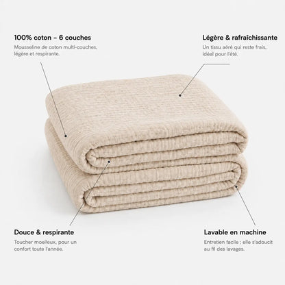 Couverture d’été Amaya beige, légère et respirante, avec présentation des avantages : coton 6 couches, tissu rafraîchissant, douceur et lavage en machine.