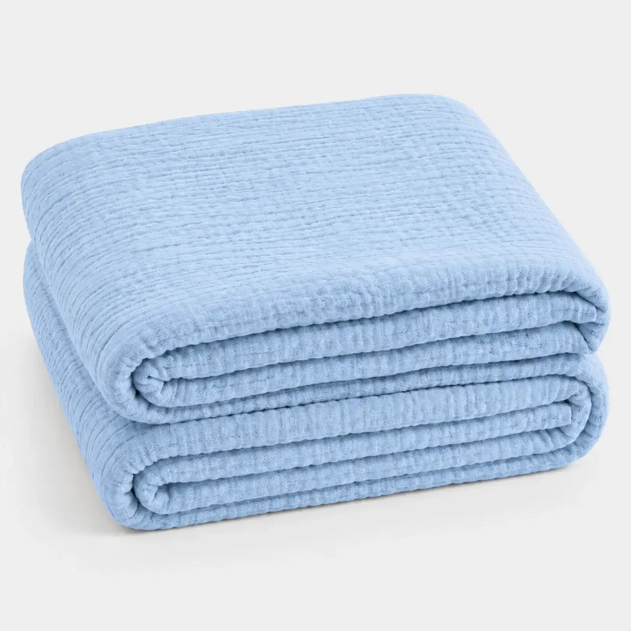 Couverture d’été Amaya bleu ciel, légère et respirante, pliée en packshot sur fond clair.