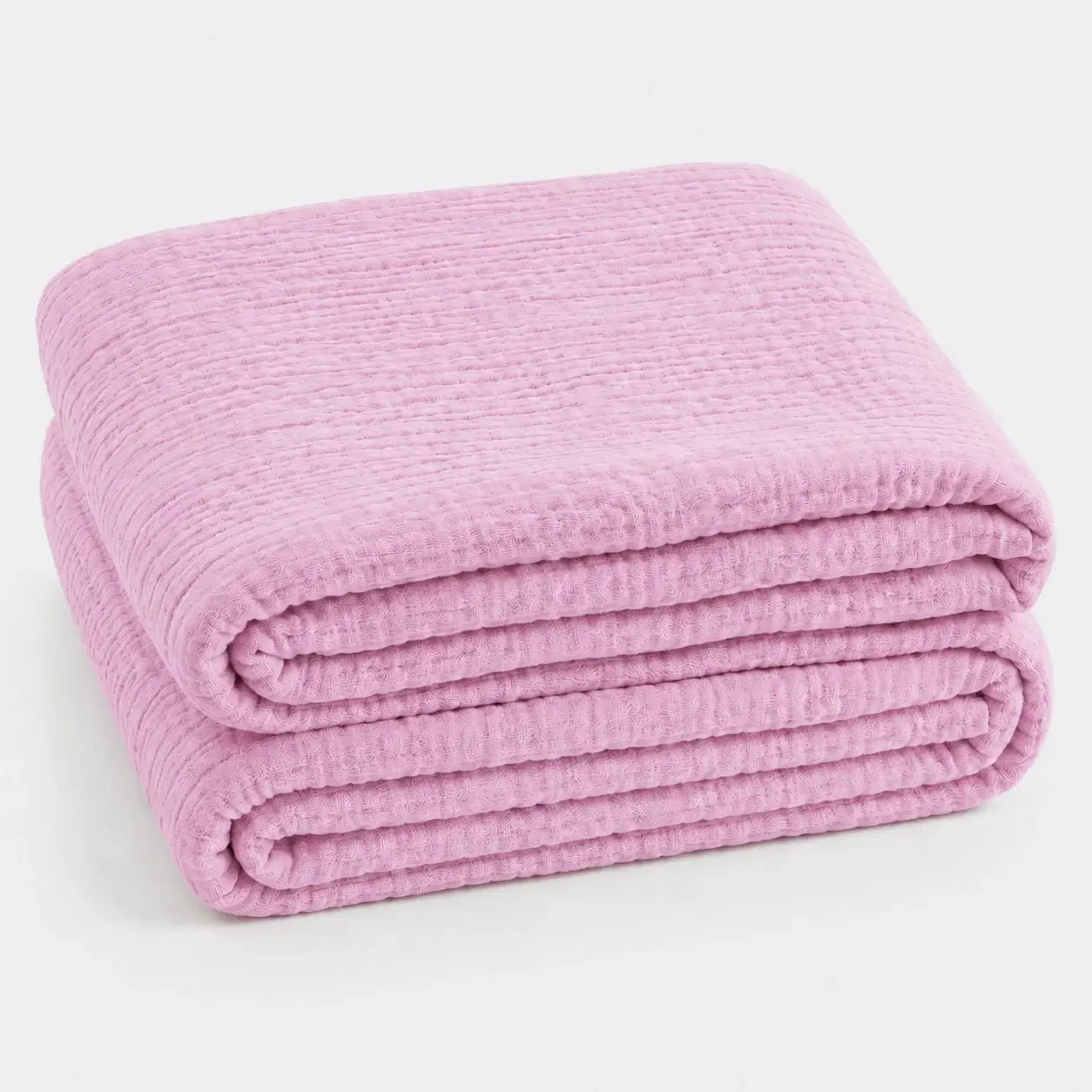 Couverture d’été Amaya rose poudré, légère et respirante, pliée en packshot sur fond clair.