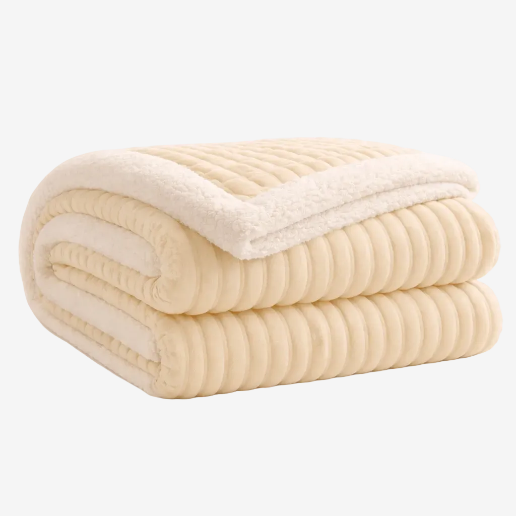 Couverture lestée crème pliée sur fond blanc.