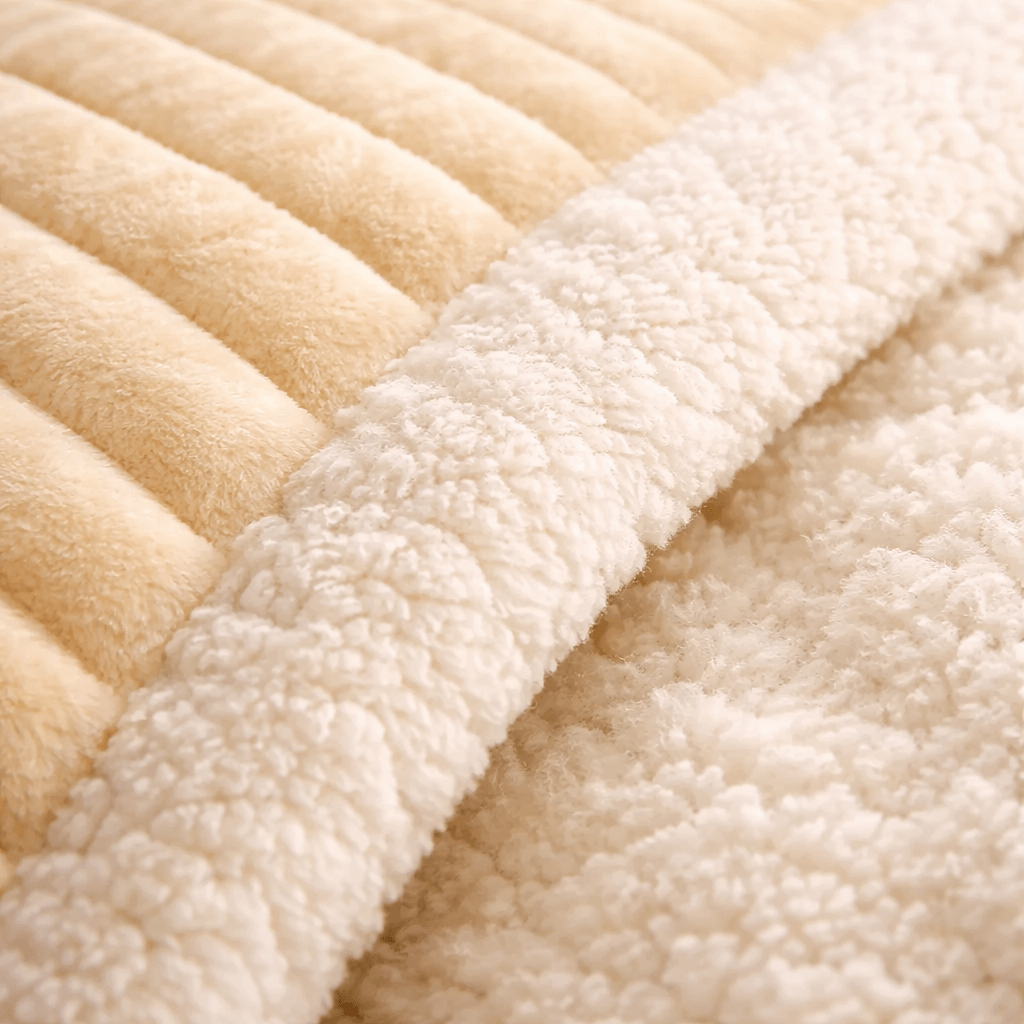 Détail d’une couverture lestée crème montrant la surface extérieure et l’intérieur.