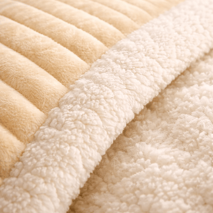 Détail d’une couverture lestée crème montrant la surface extérieure et l’intérieur.
