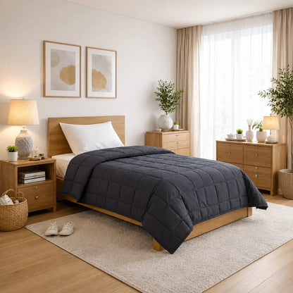 Couverture lestée grise Cocoon Night sur lit simple compact dans une chambre moderne et lumineuse.