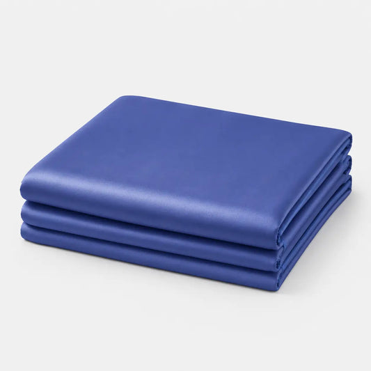 Couverture rafraîchissante Azur en coloris bleu roi, pliée sur fond clair, avec une finition soie glacée douce et lumineuse.