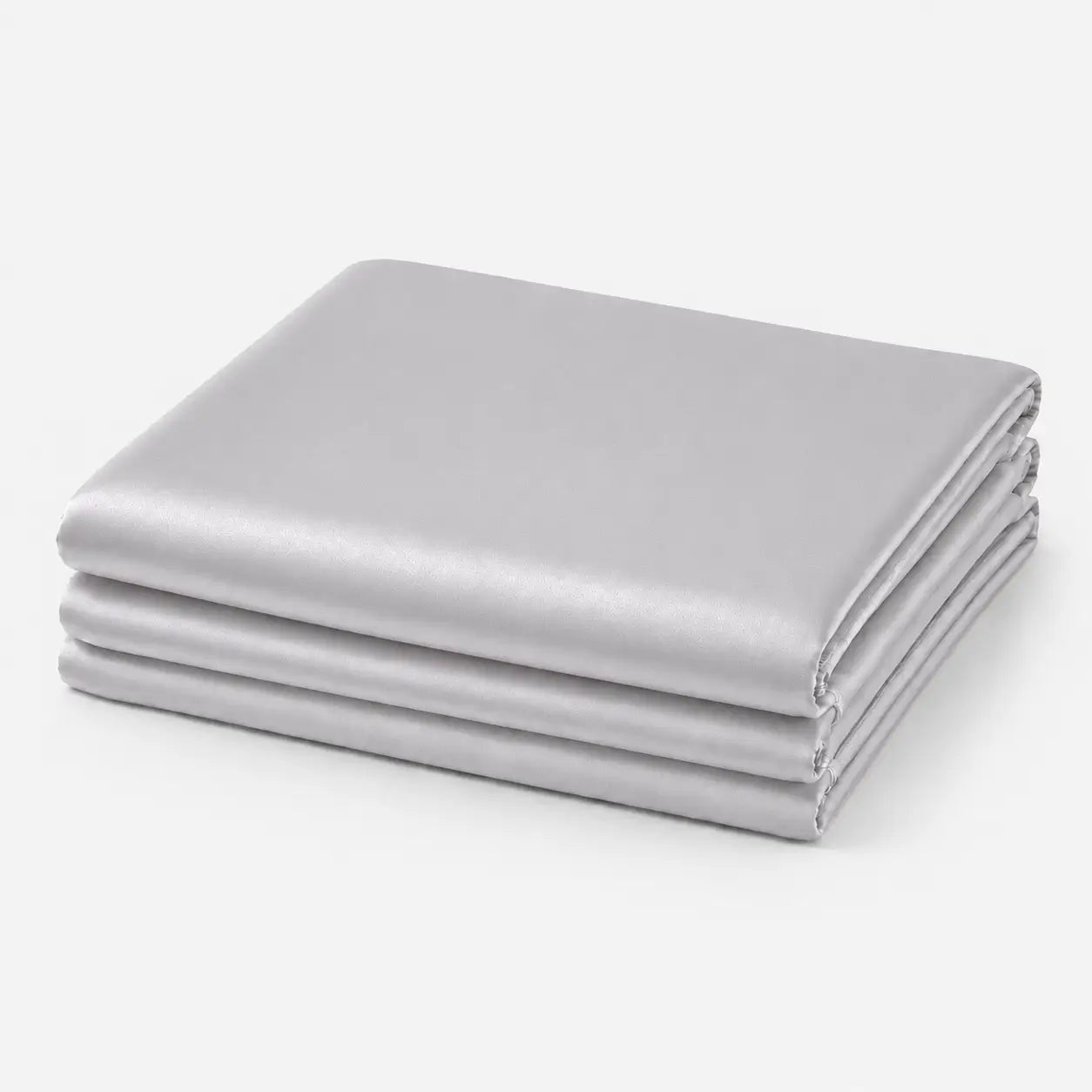 Couverture rafraîchissante en coloris gris perle, pliée sur fond clair, avec une finition soie glacée douce et légèrement satinée.
