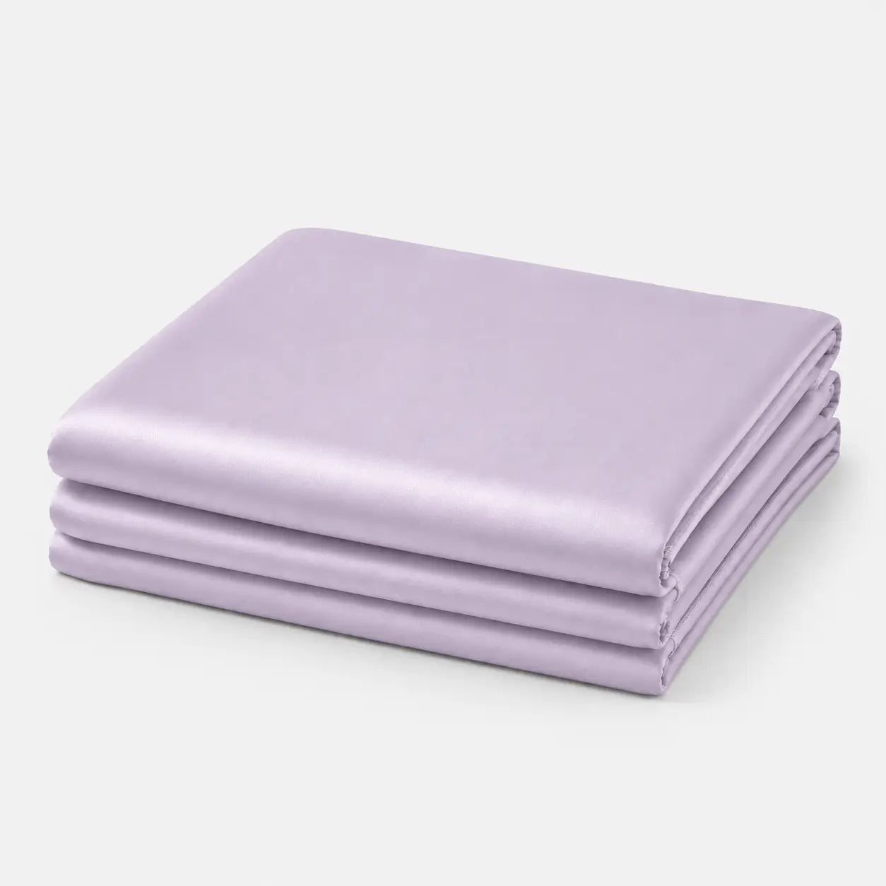 Couverture rafraîchissante en coloris lilas clair, pliée sur fond clair, avec une finition soie glacée douce et légèrement satinée.