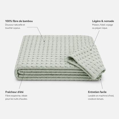 Couverture rafraîchissante Nuvia en fibre de bambou, pliée sur fond clair, avec détails sur sa douceur naturelle, sa légèreté, sa fraîcheur d’été et son entretien facile.