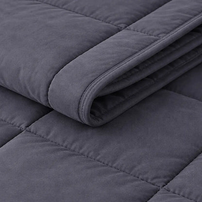 Détail du matelassage d’une couverture lestée grise Cocoon Night.
