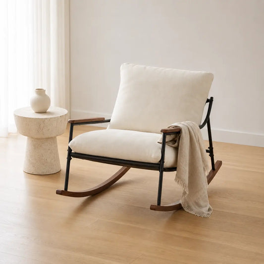 Fauteuil à bascule Alba couleur crème dans un intérieur minimaliste avec structure noire et pieds en bois foncé.