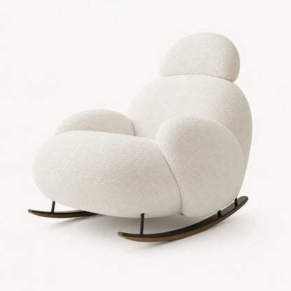 Fauteuil à bascule Nubea blanc ivoire au design organique moderne sur fond clair minimaliste.