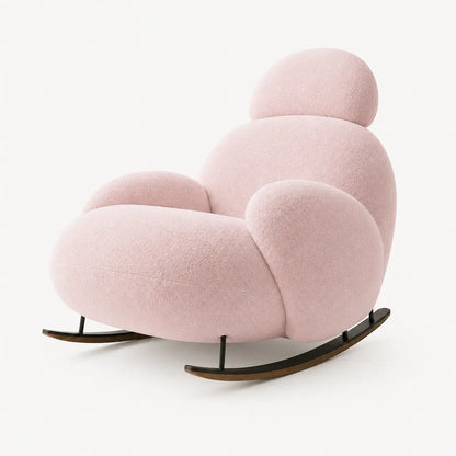 Fauteuil à bascule Nubea rose poudré au design organique moderne sur fond clair minimaliste.