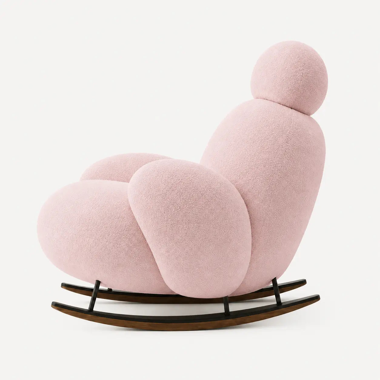 Vue de profil du fauteuil à bascule Nubea rose poudré au design organique moderne sur fond clair minimaliste.