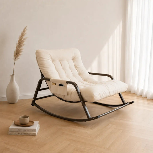 Fauteuil à bascule Luna crème avec assise matelassée et structure noire dans un intérieur minimaliste et lumineux.