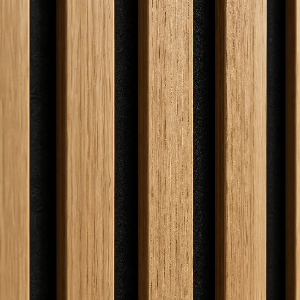 Vue macro de panneaux acoustiques en bois avec lattes verticales et fond en feutre noir.