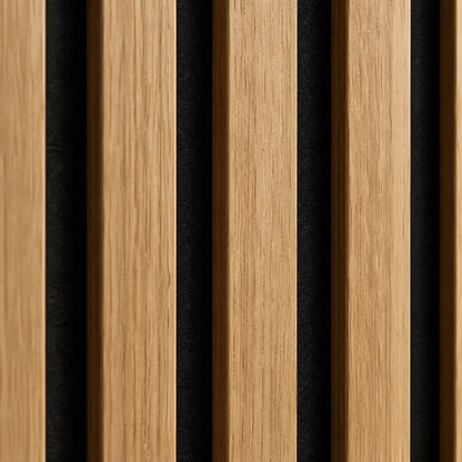 Vue macro de panneaux acoustiques en bois avec lattes verticales et fond en feutre noir.