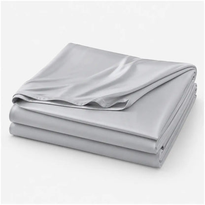 Couverture rafraîchissante Marea gris perle, légère et respirante, en tissu effet soie glacée, présentée pliée sur fond blanc.
