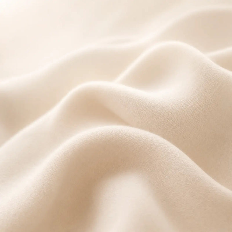 Vue rapprochée d’un tissu doux et fluide utilisé pour une couverture lestée cocooning.